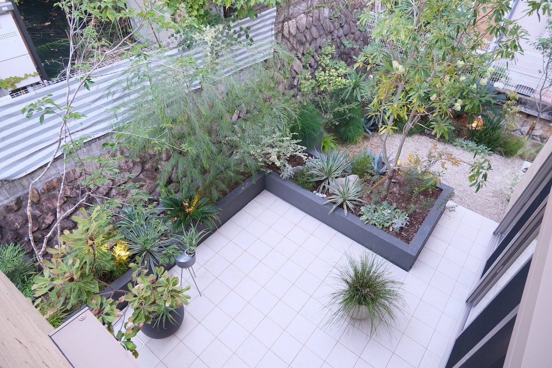 大阪　宝塚市　ガーデン　タイルテラスの庭 