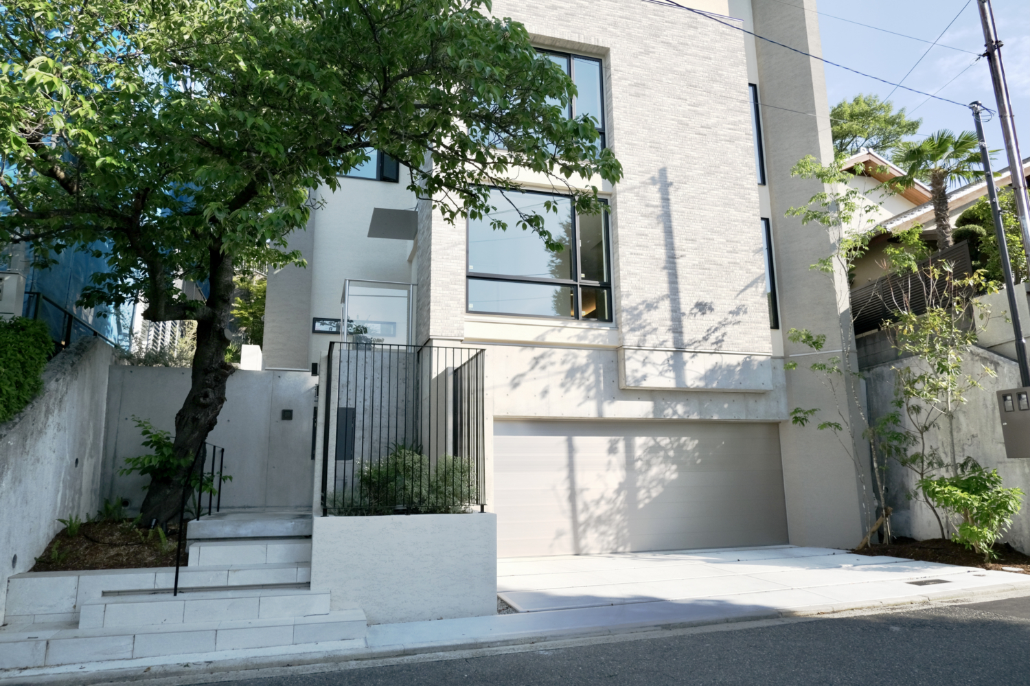 西宮市 アイアンフェンスが映えるホテルライクなクローズ外構