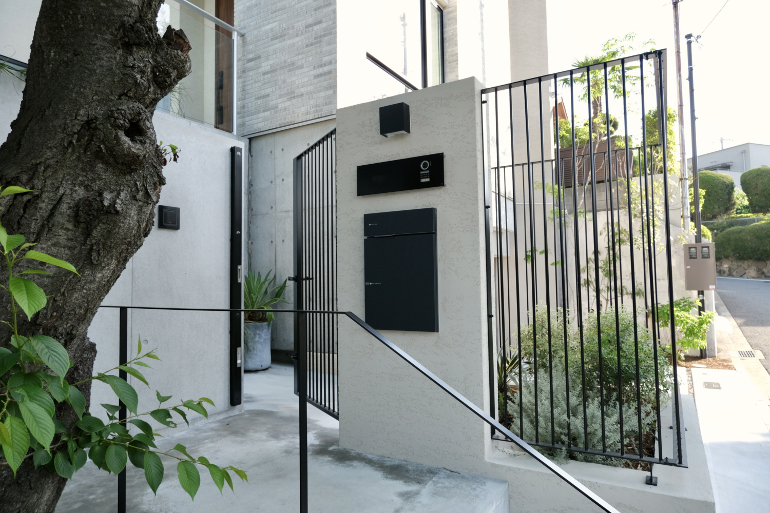 西宮市 アイアンフェンスが映えるホテルライクなクローズ外構