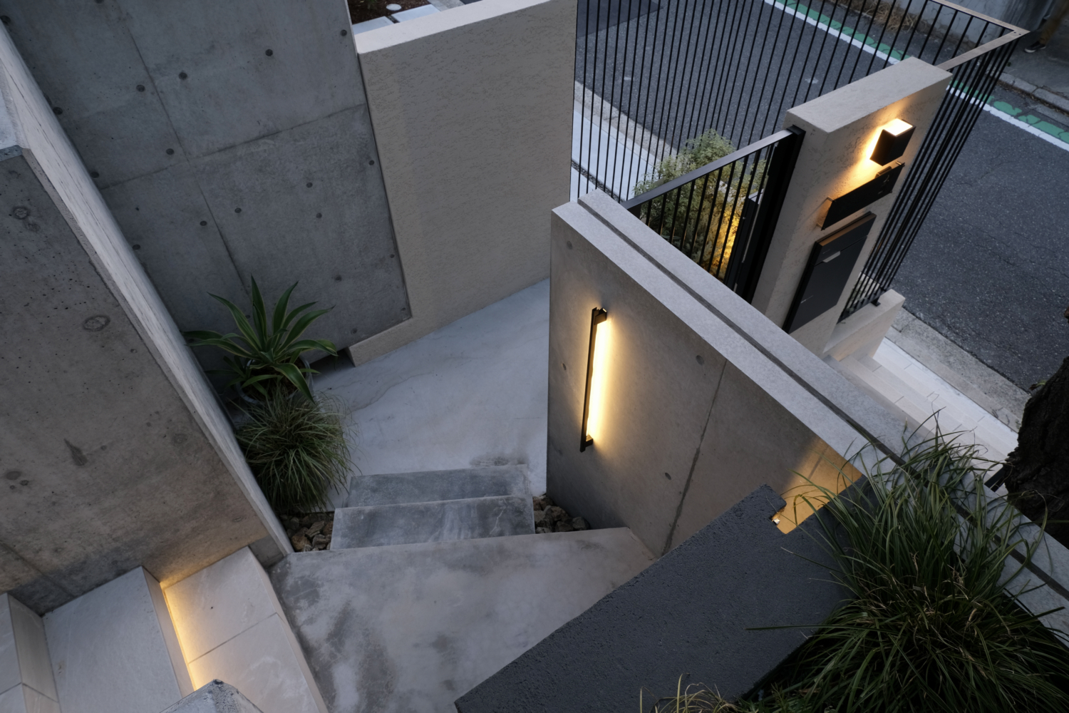 西宮市 アイアンフェンスが映えるホテルライクなクローズ外構