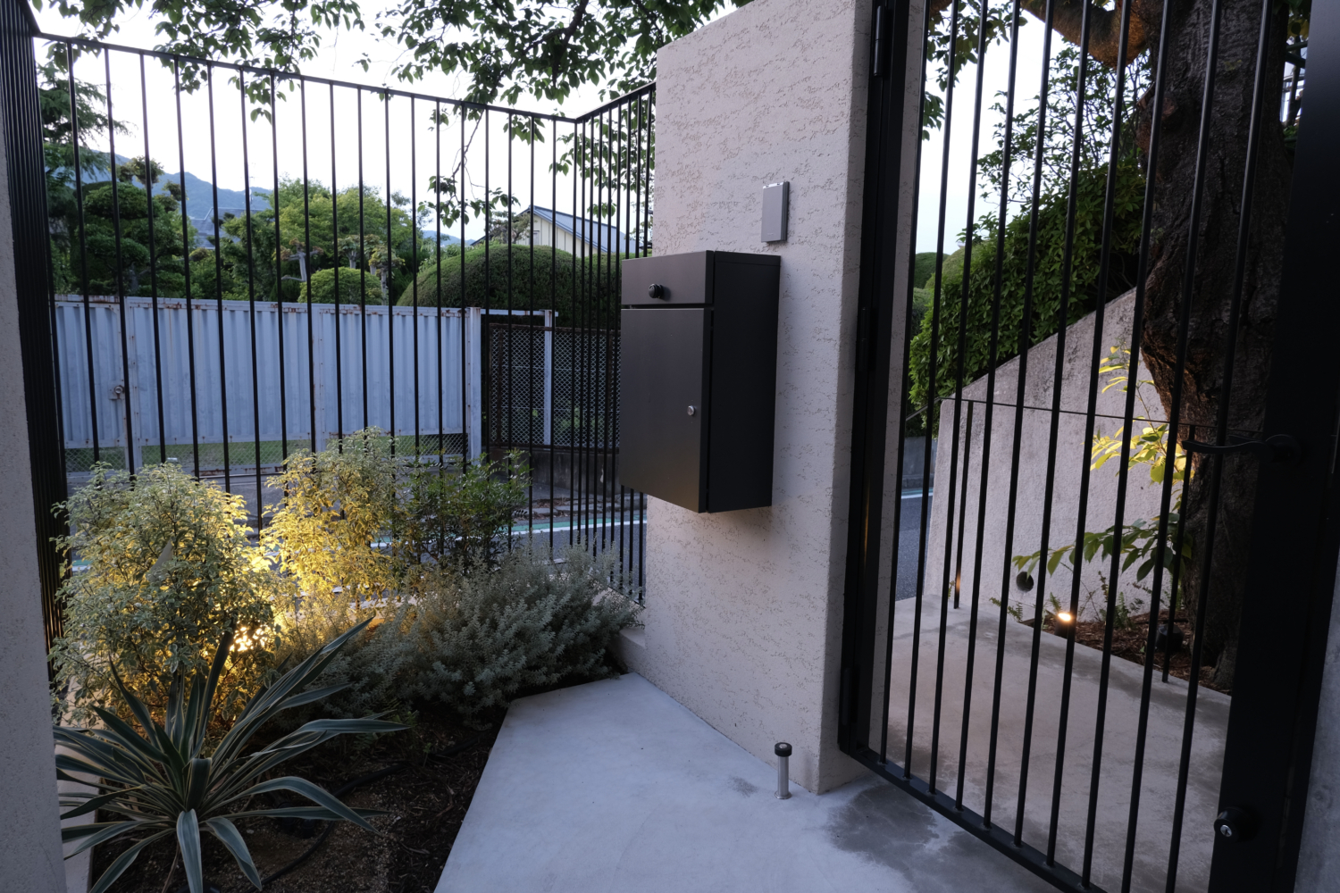 西宮市 アイアンフェンスが映えるホテルライクなクローズ外構