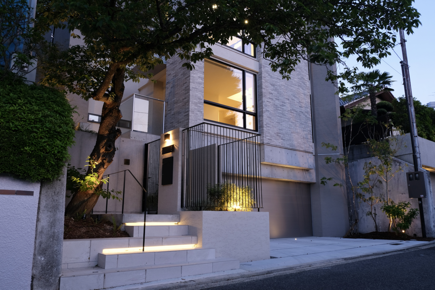 西宮市 アイアンフェンスが映えるホテルライクなクローズ外構