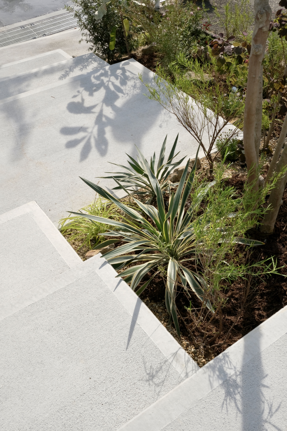 吹田市 高低差を活かしたアプローチのオープン外構 