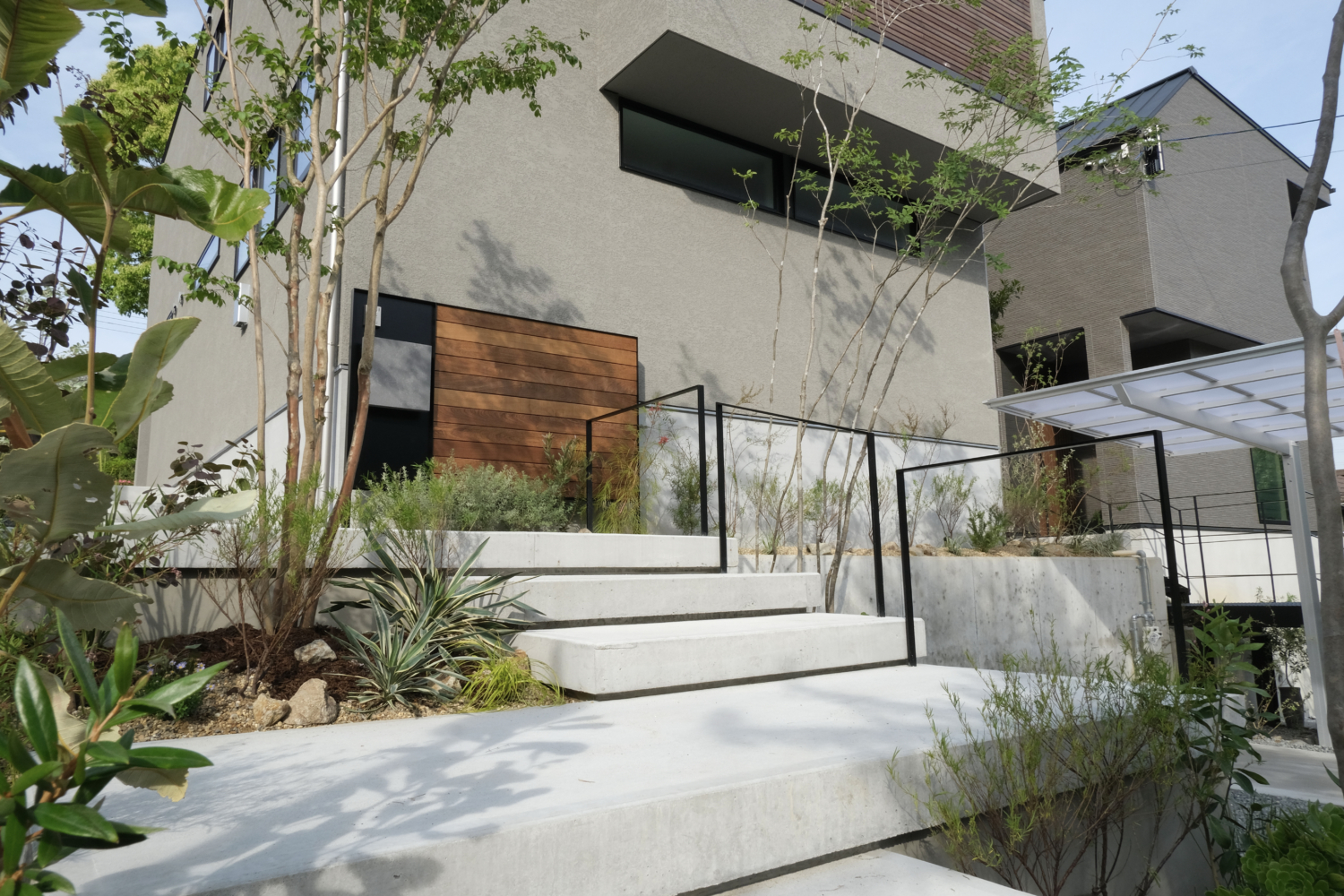 吹田市 高低差を活かしたアプローチのオープン外構 