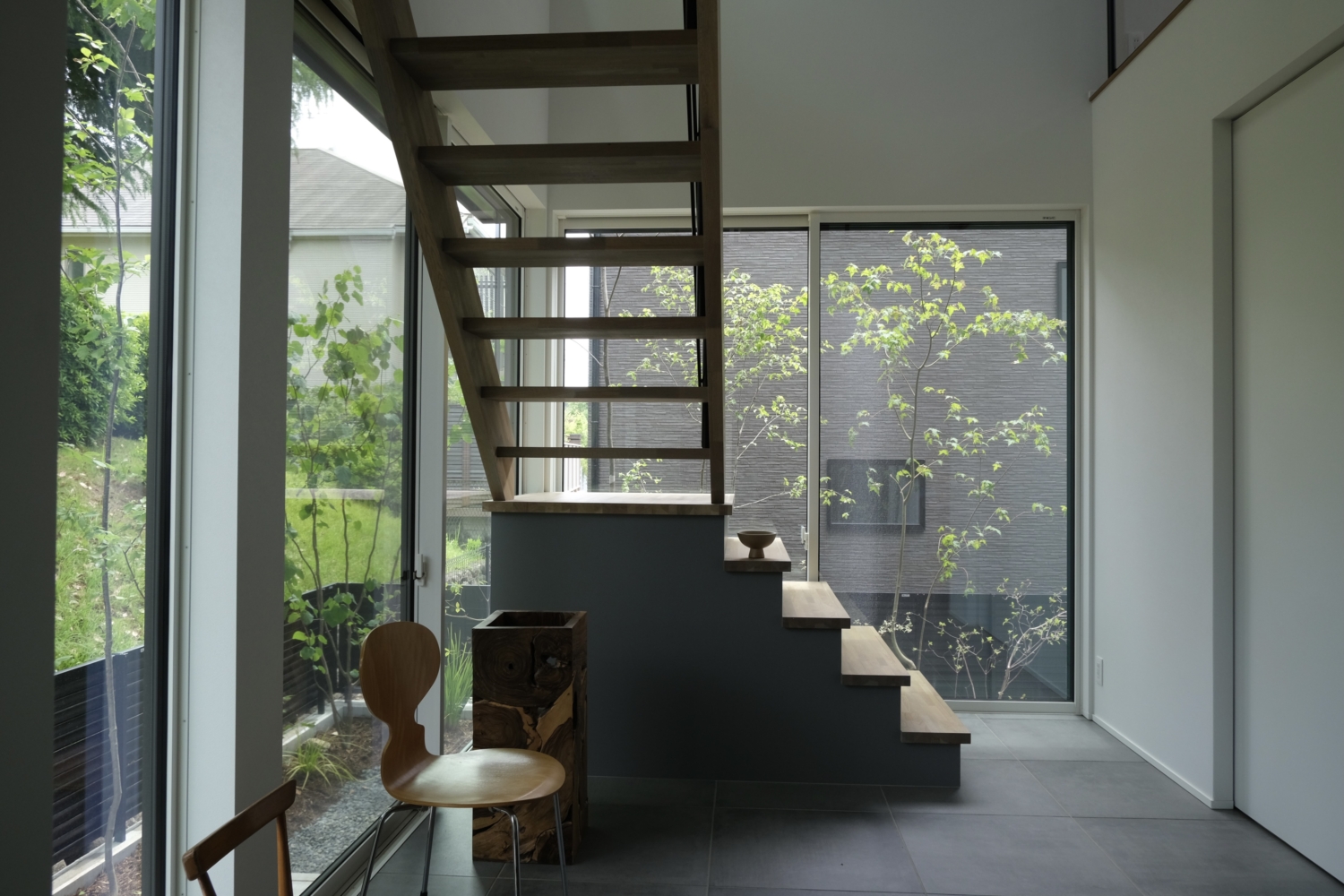 吹田市 高低差を活かしたアプローチのオープン外構 