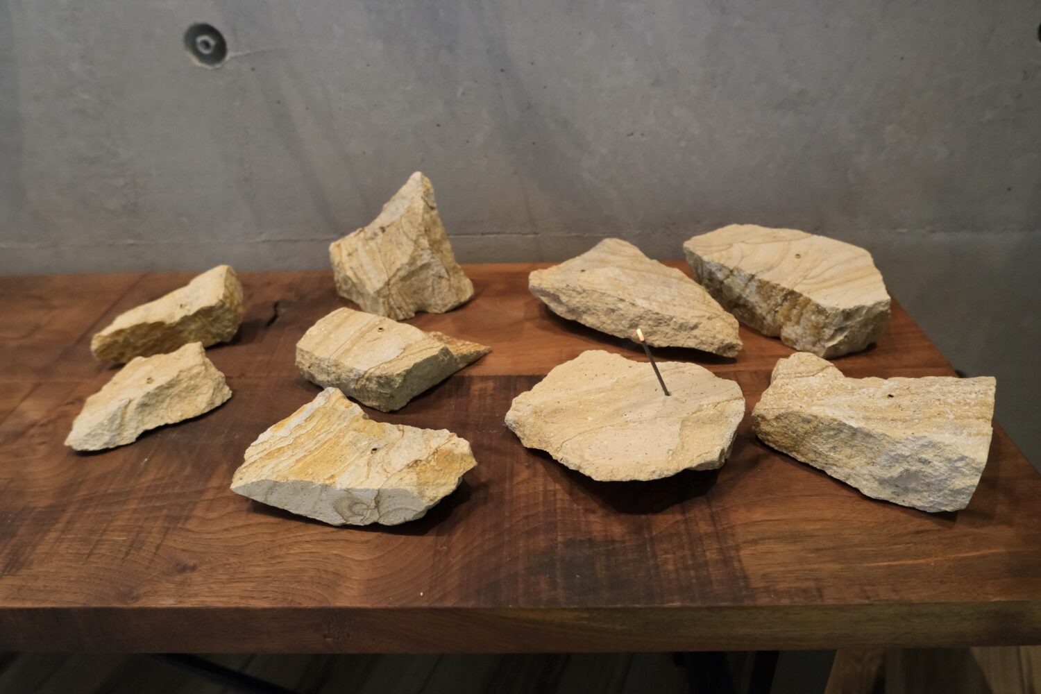 自然石のインセンスホルダー