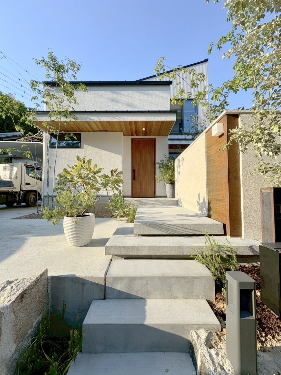 高槻市 白とグリーンで調和を図るオープンエクステリア