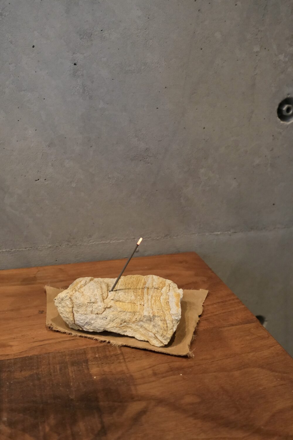 自然石のインセンスホルダー